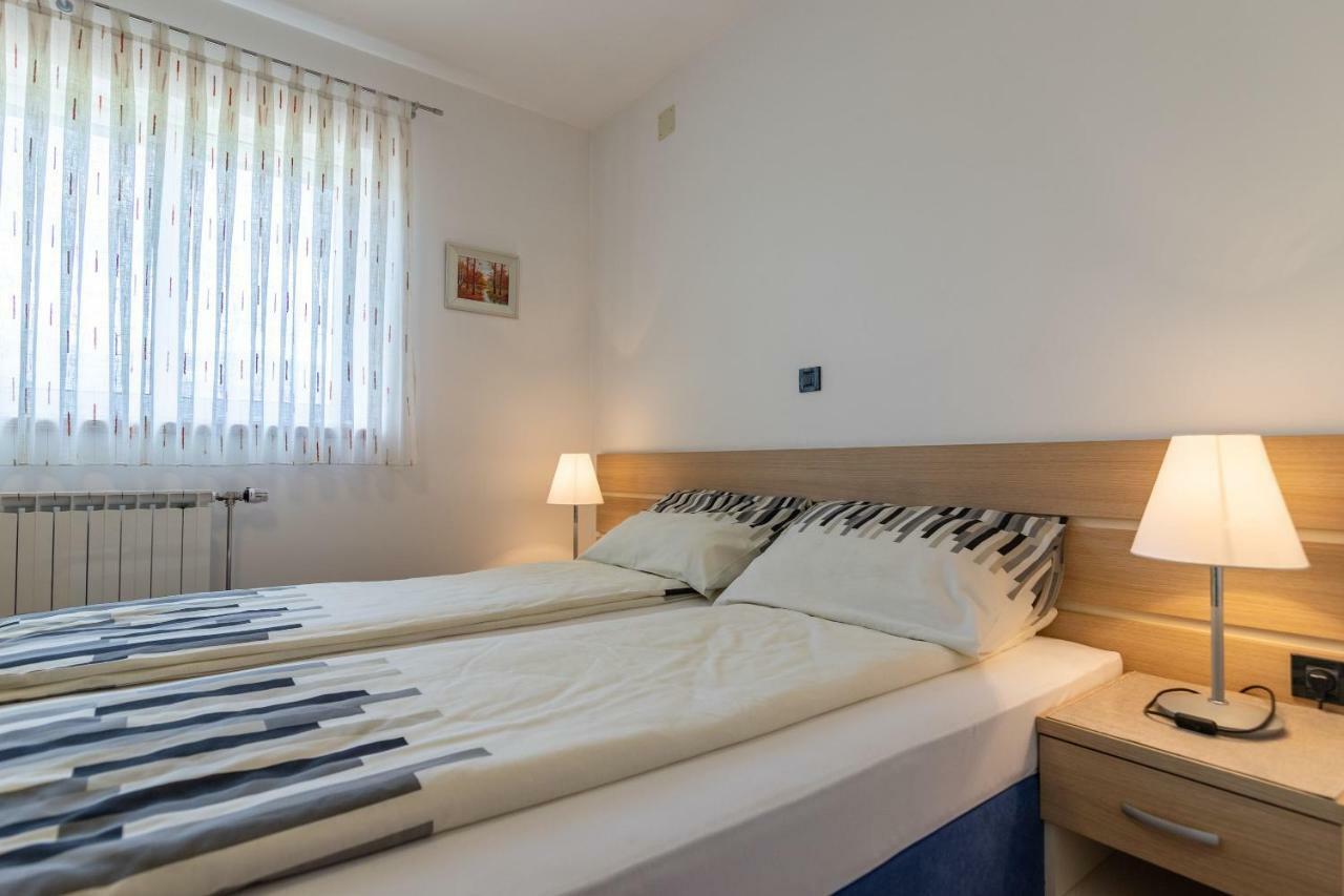 Apartments And Room Robert โคเรนนิซา ภายนอก รูปภาพ