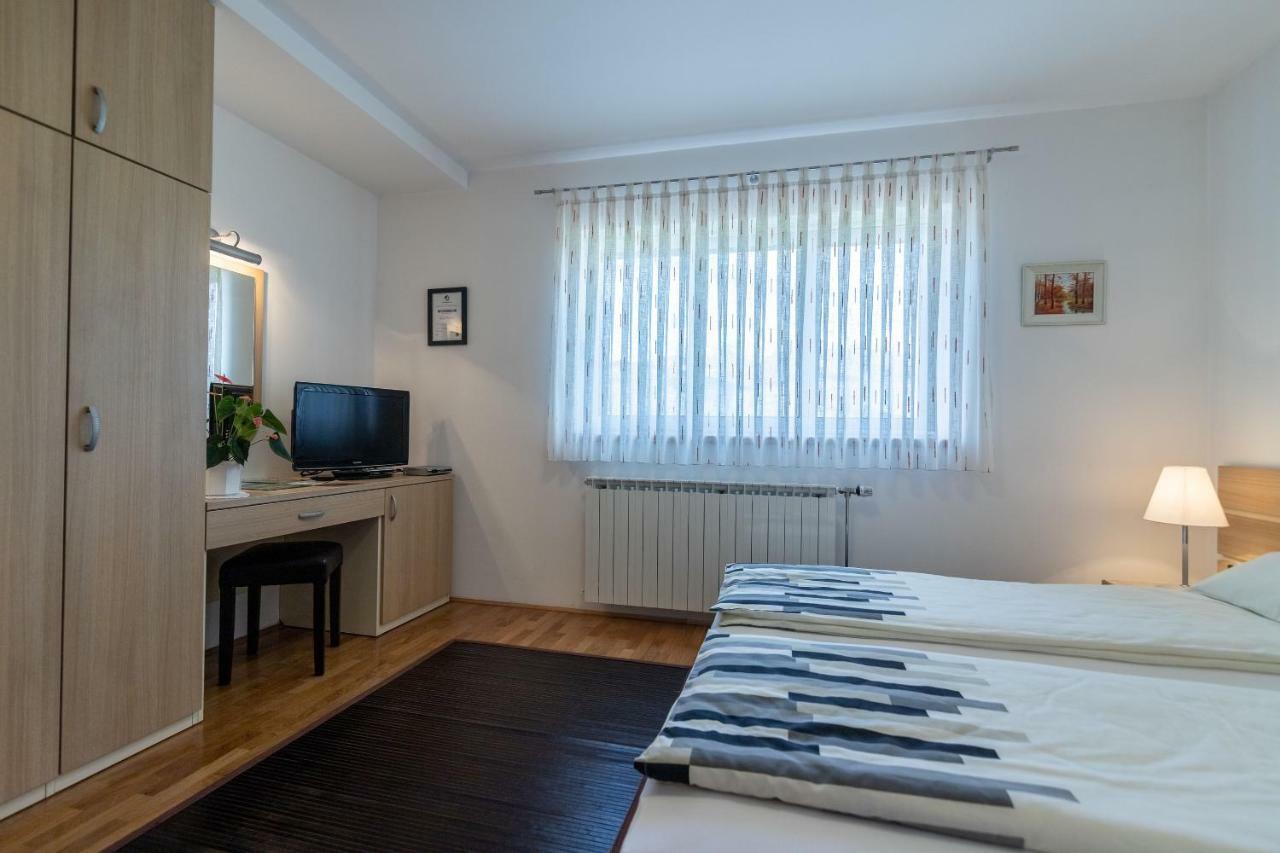 Apartments And Room Robert โคเรนนิซา ภายนอก รูปภาพ