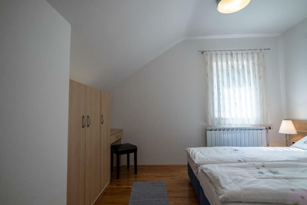 Apartments And Room Robert โคเรนนิซา ภายนอก รูปภาพ