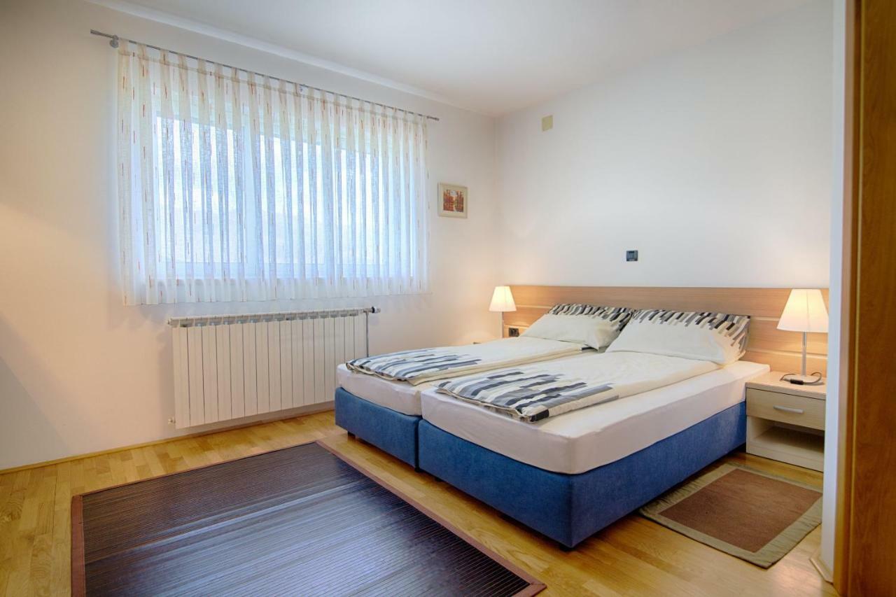Apartments And Room Robert โคเรนนิซา ภายนอก รูปภาพ