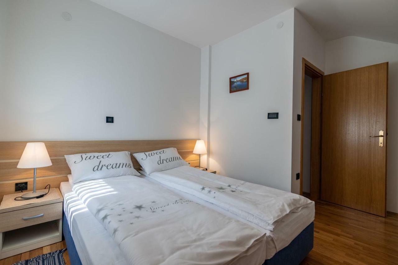 Apartments And Room Robert โคเรนนิซา ภายนอก รูปภาพ