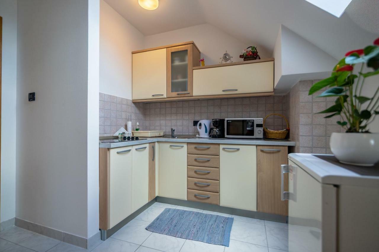 Apartments And Room Robert โคเรนนิซา ภายนอก รูปภาพ
