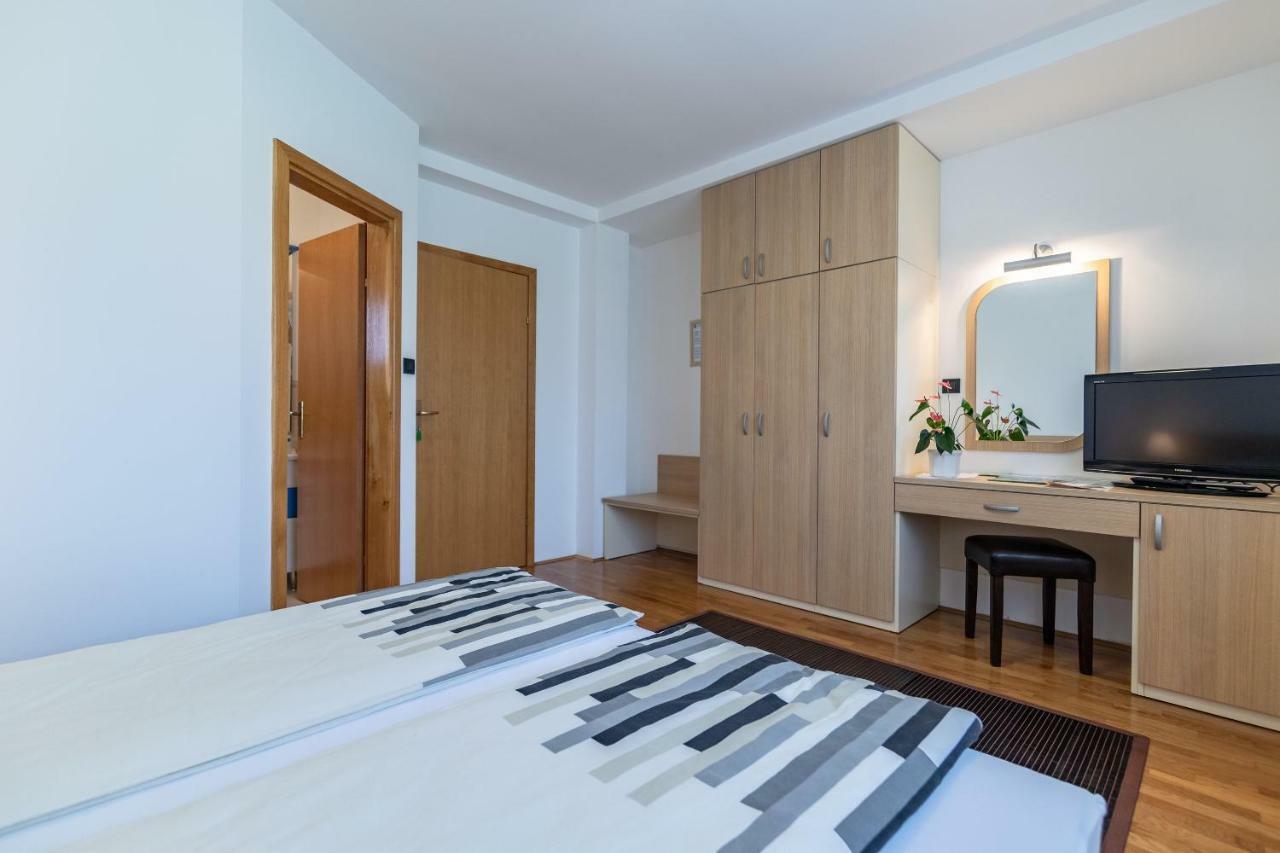 Apartments And Room Robert โคเรนนิซา ภายนอก รูปภาพ