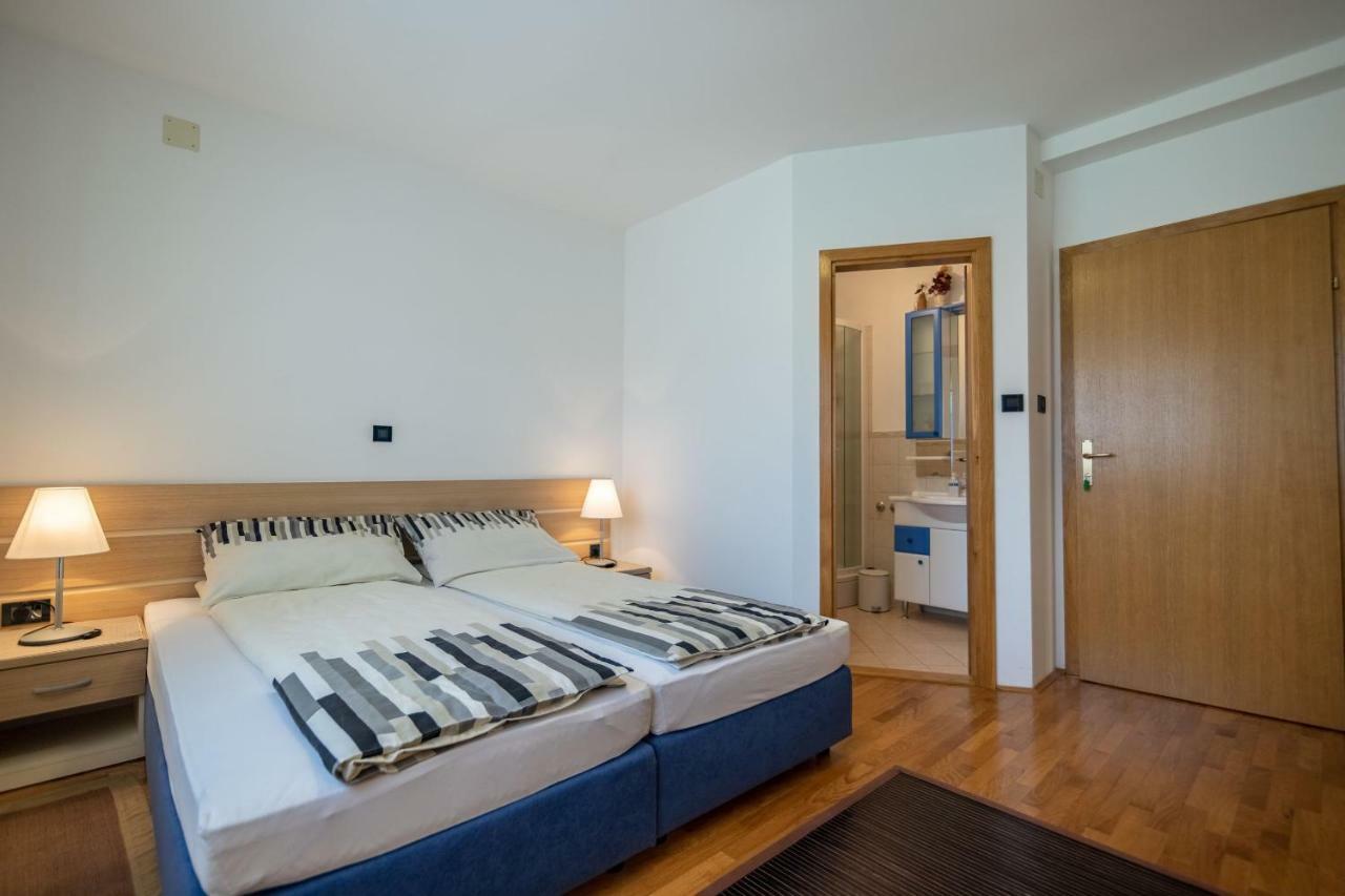 Apartments And Room Robert โคเรนนิซา ภายนอก รูปภาพ