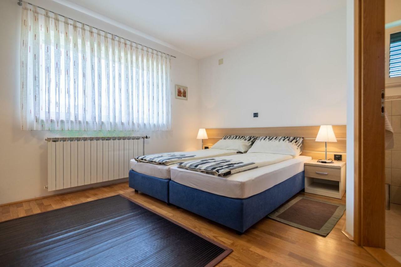 Apartments And Room Robert โคเรนนิซา ภายนอก รูปภาพ